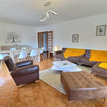 Dom wakacyjny Splendide Maison Pour 10 Personnes Avec Piscine Privee Et Grands Espaces ! Béziers